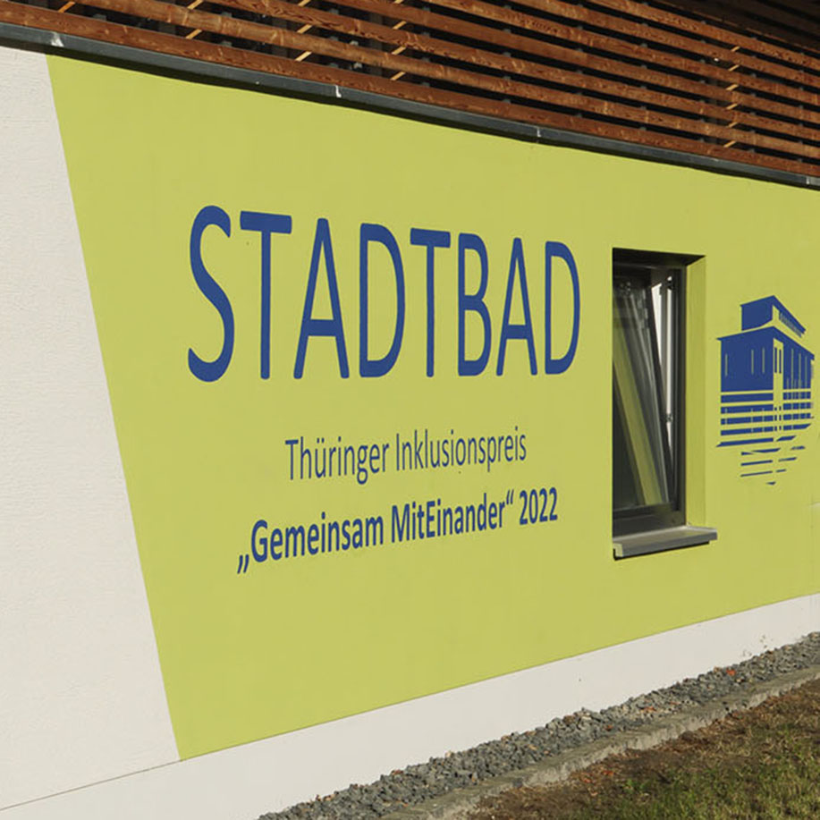 Die Fassade des Stadtbades Sömmerda mit dem entsprechenden Logo.