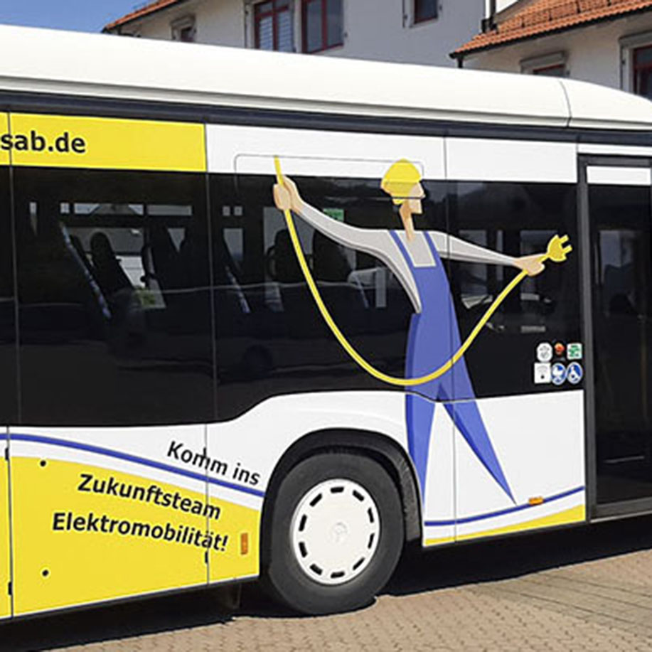 Bus mit einer Werbung der Firma GSAB Elektrotechnik GmbH.