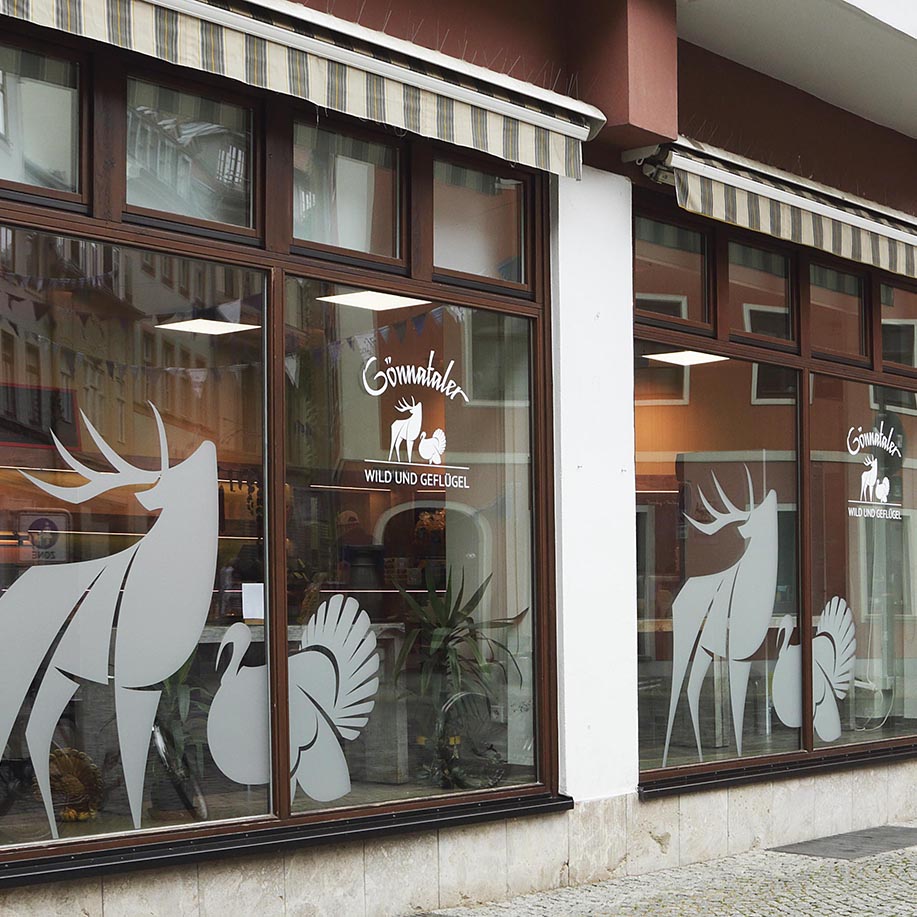 Schaufenster mit einer Gestaltung der Firma Gönnataler Putenspezialitäten in Weimar.